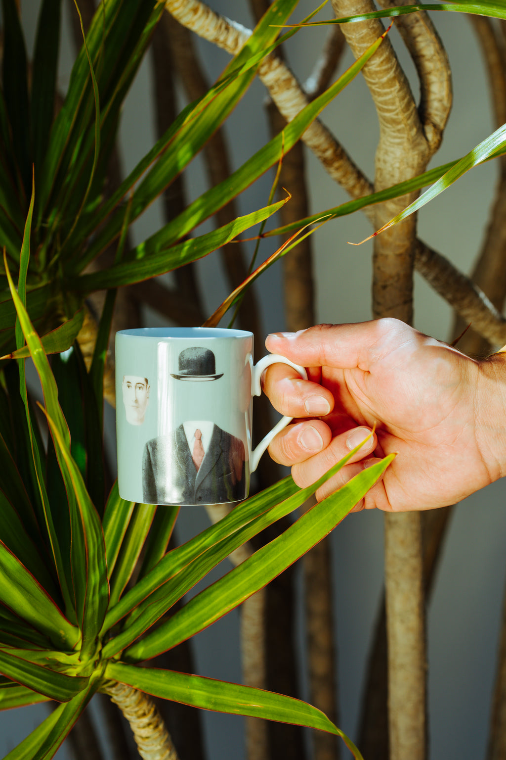 MAGRITTE PORCELAIN MUG LE PÈLERIN BLUE